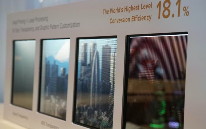 CES2024에 전시된 파나소닉 홀딩스의 페로브스카이트 태양전지 제품들.