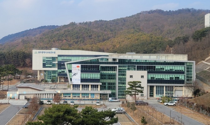 광주교육연수원이 2024년 새해를 맞아 교원, 일반직 공무원 및 교육공무직원 1,860명을 대상으로 ‘한 걸음 더 앞선 광주형 미래교육’을 담은 다양한 연수 과정을 개설하여 오는 2월말까지 동계 직무연수를 실시한다. 사진=광주시교육청