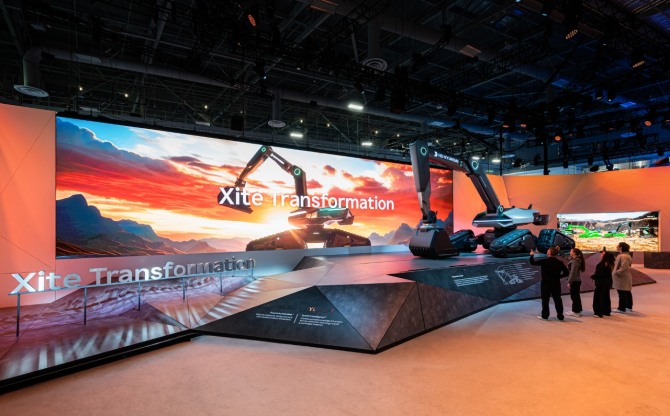 CES 2024 HD현대 전시 부스 퓨처 사이트(Future Xite)존. HD현대사이트솔루션의 차세대 굴착기가 전시되어 있다. 사진=HD현대