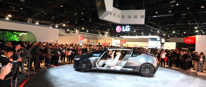 LG전자가 미국 라스베이거스에서 열린 CES 2024에서 LG전자의 미래 모빌리티 콘셉트 ‘알파블’을 시연해 관람객들의 이목을 집중시켰다. 사진=LG전자