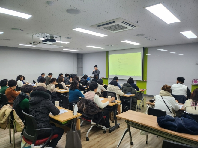 충북보건과학대학교의 국가직무능력표준(NCS) 기반 재직자 교육과정에 참여하는 수강생들이 강사의 설명을 듣고 있다. 사진=충북보건과학대