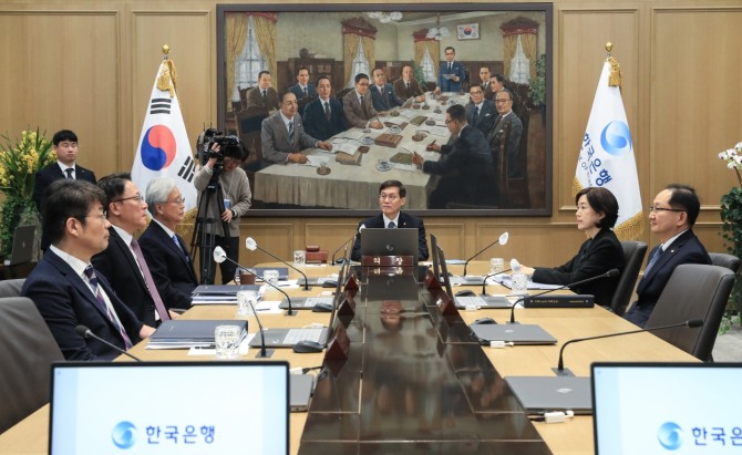 이창용 한국은행 총재가 지난달 11일 오전 서울 중구 한국은행에서 열린 금융통화위원회 본회의에서 회의를 주재하고 있다. 사진=한국은행