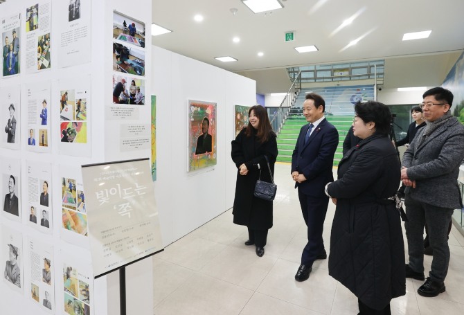 광주 동구는 오는 12일까지 구청 1층 로비에서 대인동 쪽방촌 독거 어르신들이 참여한 ‘2023 리블라썸 시니어 예술학교’ 작품전시회를 개최한다고 밝혔다. 사진=광주동구청