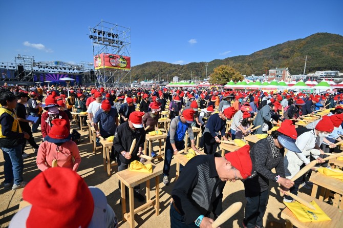 청송사과축제 중 사과난타 모습. 사진=경북도 