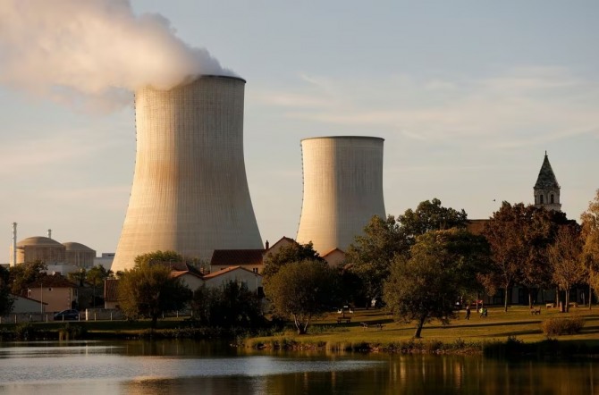글로벌 주요국에서 ESG 공시 의무화가 진행되는 가운데, 우리나라는 되레 관련 정책이 퇴색했다는 지적이 나온다.프랑스 시보에 있는 EDF(Electricite de France) 원자력 발전소의 냉각탑에서 증기가 솟아오르고 있다. 사진=로이터
