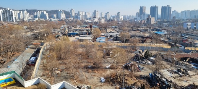 지난 해 효성구역 도시개발사업 내 현장에는 원주민들이 대다수 보상을 받고 이전한 공장, 주택이 있지만 일부 주민들은 보상 문제로 이전을 하지 않아 사업이 늦어지고 있다. 사진=유영재 기자
