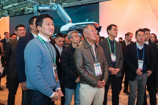 9일(현지시각) 미국 라스베이거스에서 열린 'CES 2024'에서 정의선 현대자동차그룹 회장과 정기선 HD현대 부회장이 HD현대 부스를 둘러보고 있다. 사진=HD현대