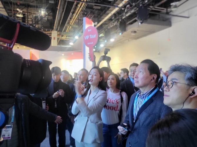 최태원 SK그룹 회장이 9일(현지시간) 미국 라스베이거스에서 개막한 세계 최대 가전·IT 전시회 'CES 2024'에서 LG전자 부스를 둘러보고 있다. 사진=연합뉴스