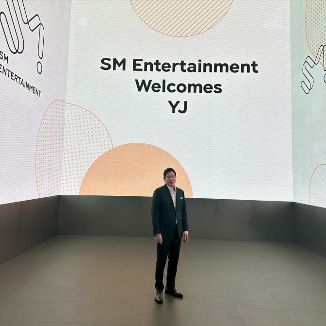 신세계 그룹 정용진 부회장이 SM엔터테인먼트 사옥을 방문을 인증했다. 사진=정용진 부회장 인스타그램