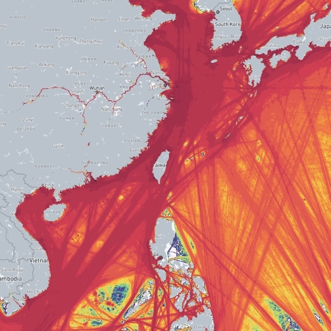 지난 2022년 기준 국제 상선들의 대만 해협 및 주변 해역 통과 현황. 짙은 색일수록 통과 선박이 몰렸다는 뜻인데 대만 해협의 색이 가장 짙다. 사진=마린트래픽