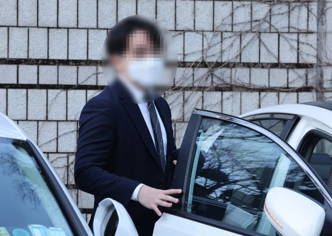 15일 서울 서초구 서울중앙지법에서 고(故) 이예람 중사 2차 가해·부실수사 공군 관계자 1심 선고 재판을 마치고 박모 전 군 검사가 법정을 나서고 있다. 사진=연합뉴스