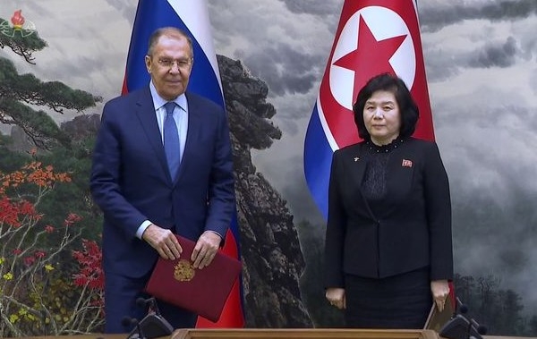 세르게이 라브로프 러시아 외무장관(왼쪽)과 최선희 북한 외무상. 사진=뉴시스, 조선중앙TV