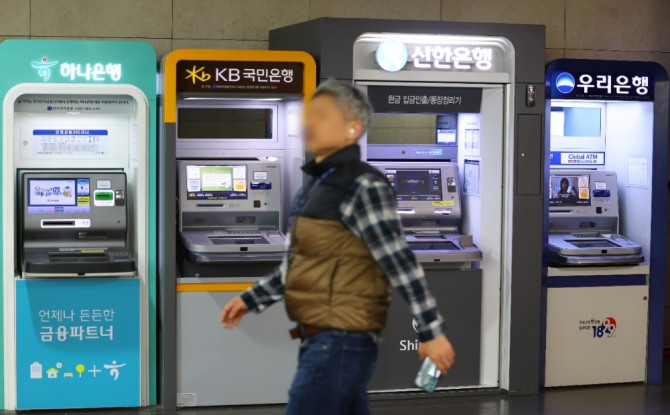 공정거래위원회가 KB국민·신한·하나·우리은행의 담합 행위에 대한 제재에 나서자 은행들이 이익이 없는데 왜 담합을 하느냐며 강력 반발하고 있다. 사진은 최근 서울 시내의 한 건물에 설치된 은행 ATM기기 모습. 사진=연합뉴스