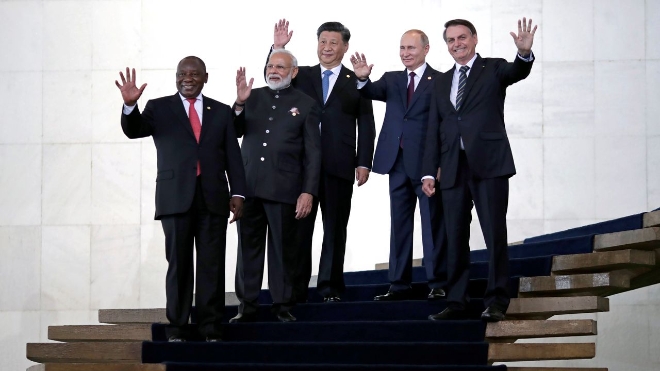 O presidente sul-africano Cyril Ramaphosa, o primeiro-ministro indiano Narendra Modi, o presidente chinês Xi Jinping, o presidente russo Vladimir Putin e o então presidente brasileiro Jair Bolsonaro (à esquerda) participando da 11ª Cúpula do BRICS em Brasília, Brasil, em novembro de 2019.  de) faça esta pose.  Foto = Reuters