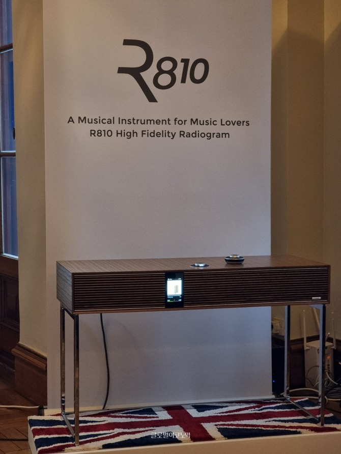 17일 오후 서울 내 주한영국대사관에서 열린 루악오디오 신제품 발표 간담회 메인을 차지한 R810. 루악오디오는 기존 R 시리즈와 별개로 넘버 '100'단위를 지닌 별도의 하이엔드 라인을 선보였다.