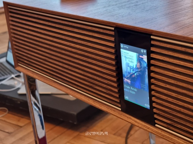 4인치 LCD 창에는 스마트폰으로 재생하는 앨범 재킷 이미지, 재생시간 등 다양한 정보가 노출된다. 레트로 디자인과 첨단 기기를 적절히 조화시켜 다소 심심해 보이는 디자인에 포인트를 뒀다.