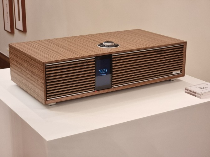 R810의 하위 모델인 R410. 가격은 절반 정도 수준이지만 성능과 음질이 거의 동등하다. 출력 면에서 차이는 다소 나지만 합리적인 가격과 고음질을 두루 만족시켜 주는 제품은 이 R410이다.