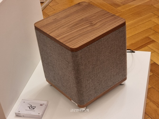 루악오디오의 서브우퍼. R410에 추가하면 부족한 저음의 양감을 보충해 R810에 준하는 사운드를 즐길 수 있다. 