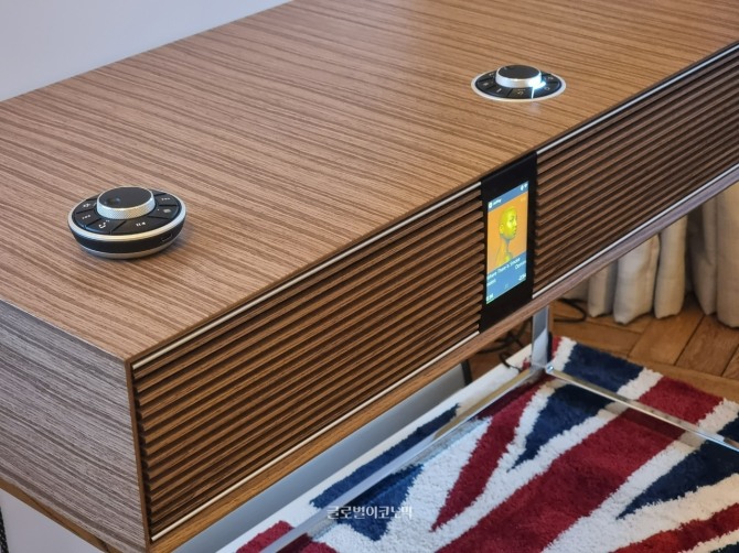 1970년대 오디오 스타일을 살린 우드 슬릿 디자인과 루악 특유의 리모컨까지, R810은 루악의 특징을 유지하면서 성능을 한 단계 끌어올린 제품이다.