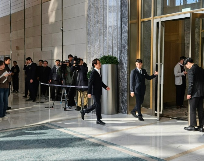 김주남 롯데면세점 대표가 18일 롯데월드타워에서 열리는 상반기 VCM 회의 장소로 향하고 있다. 사진=공동취재단 