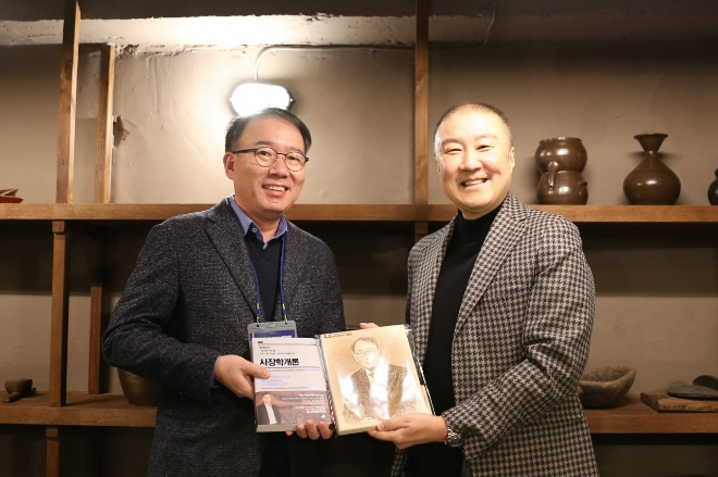구자은 LS그룹 회장(오른쪽)이 올해 신임 임원으로 승진한 백승엽 LS전선 지중생산부문장 이사에게 '사장학개론' 도서와 기념액자를 전달하고 있다. 사진=LS그룹