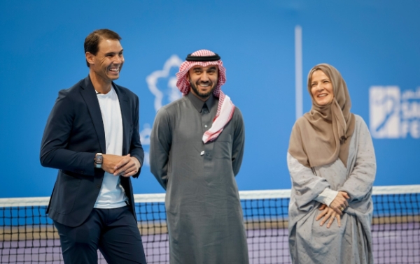 테니스 스타 라파엘 나달이 사우디아라비아 테니스 연맹 공식 홍보대사로 위촉됐다. 왼쪽부터 라파엘 나달과 압둘아지즈 빈 투르키 사우디 스포츠부 장관, 아리즈 알무타바가니 테니스 연맹 회장. 사진=사우디아라비아 테니스 연맹