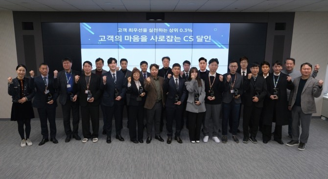 19일 경기도 수원시 삼성전자 CS아카데미에서 진행된 '2023 CS 달인'으로 선정된 수상자 들이 기념 촬영을 하고 있다. 사진=삼성전자