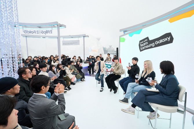 20일, 진행된 ‘팀 삼성 갤럭시와의 대화’ 세션에서 팀 삼성 갤럭시 멤버들이 자신의 한계를 극복하고 새로운 도전과 가능성을 열어가는 각자의 성장 경험에 대한 이야기를 나누고 있다. (왼쪽 두번째부터) 쇼트트랙 스피드 스케이팅 황대헌 선수, 브레이킹 김예리 선수, 스노보드 케이티 오머로드 선수. 사진=삼성전자