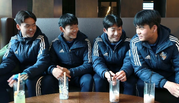 2024년 '그라운드N 스토브리그'에 참여한 울산 HD FC의 U15팀(현대중학교) 선수들의 모습. 왼쪽부터 조민우 골키퍼, 김도훈 미드필더, 박주환 수비수, 남이안 공격수. 사진=넥슨