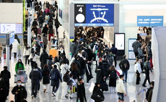 지난해 12월 인천국제공항 1터미널 출국장이 여행객들로 북적이고 있다.  사진=연합뉴스