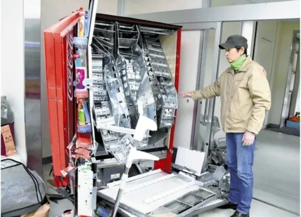 이시카와현 아나미즈 고등학교 내에서 손괴된 자판기 모습. 사진=sns X갈무리