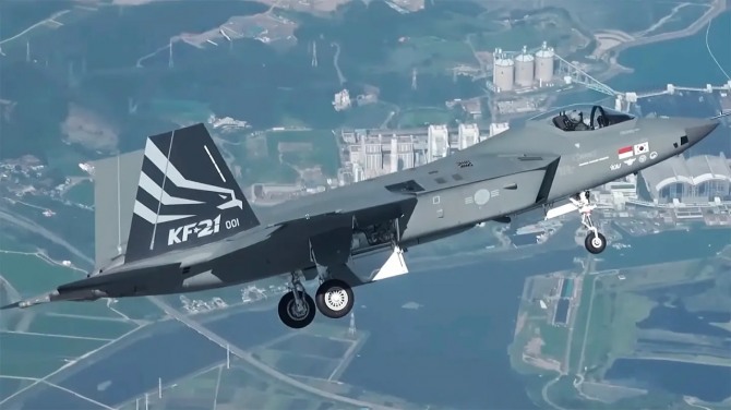 KF-21이 비행하고 있다. 사진=한국항공우주산업(KAI)