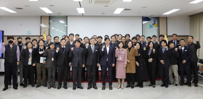 안산도시공사는 새해를 맞아 지난 22일 이민근 안산시장 허숭 안산도시공사 사장 등이 참석한 가운데 업무보고를 개최했다. 사진=안산도시공사