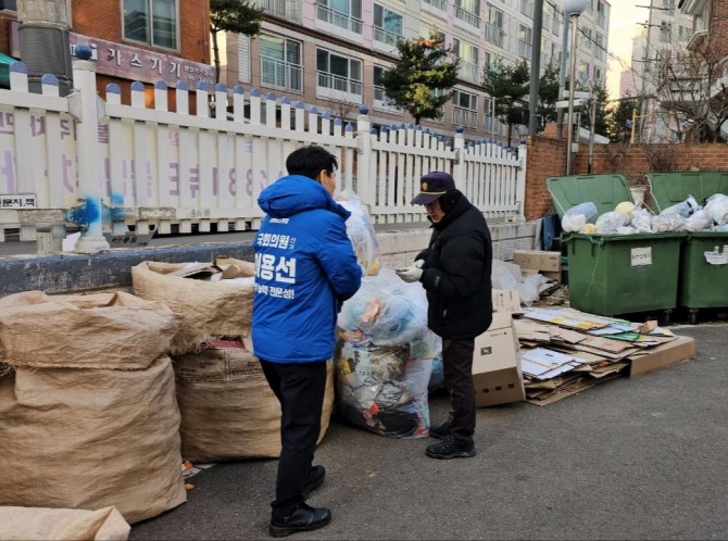 이용선 의원 신월역 예정지 인근 아파트 방문. 사진=의원실