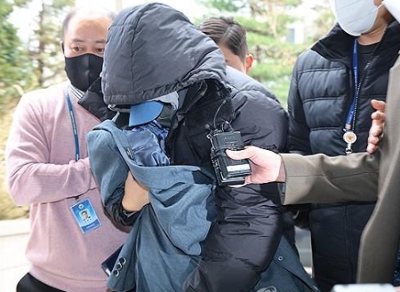 배우 故이선균씨를 협박해 5000만원을 뜯어낸 혐의로 재판에 넘겨진 20대 여성 A씨가 지난달 28일 아이를 안고 인천지방법원에서 열린 구속 전 피의자 심문(영장실질심사)에 출석하고 있다.사진=연합뉴스