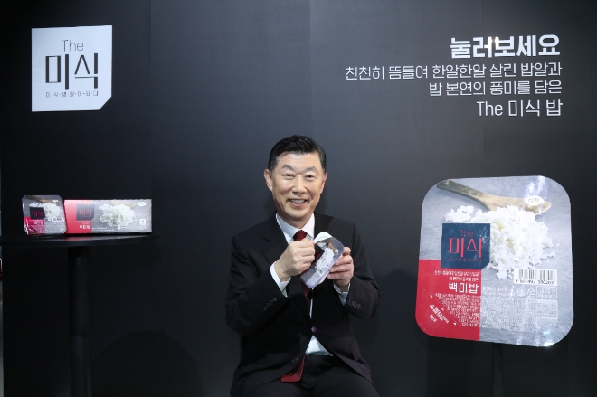 김홍국 하림그룹 회장이 지난 2022년 5월 더미식 즉석밥 출시행사에서 제품을 선보이고 있다. 사진=하림지주