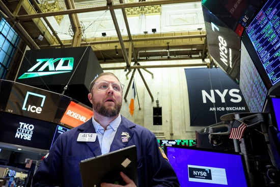 23일(현지시간) 미국 뉴욕증권거래소(NYSE)에서 일하는 트데이더의 모습. 사진=로이터