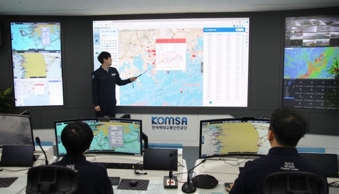 한국해양교통안전공단(KOMSA) 운항상황센터(세종시 아름동 본사) 운항관리자가 해양교통안전정보시스템(MTIS)의 바닷길 혼잡도 예측 서비스를 시범 활용하면서, 여객선 안전운항 상황을 점검하는 모습. 사진=한국해양교통안전공단 제공/뉴시스