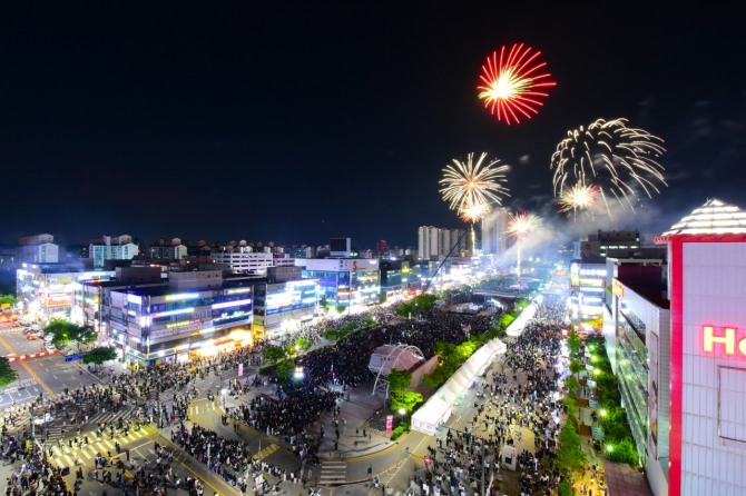 안산거리극축제가 올해로 20주년을 맞는 가운데 안산시와 안산문화재단은 5월 4일부터 6일까지 사흘간 안산문화광장과 안산호수공원 일원에서 제20회 안산국제거리극축제를 개최한다. 사진=안산시