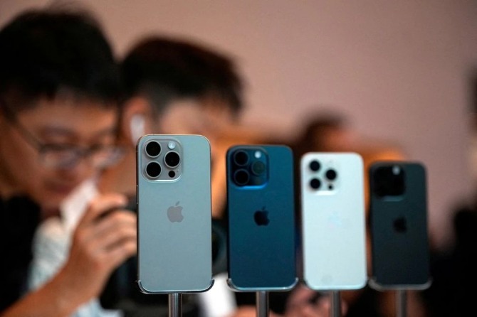 중국 고객들이 아이폰을 살펴보고 있다. 사진=로이터
