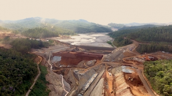 A barragem de Fundang, no estado de Minas Gerais, no sudeste do Brasil, está sendo reconstruída.  Foto = BHP