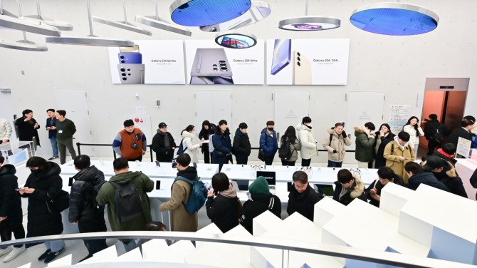 고객들이 서울시 서초구 '삼성 강남'에 '갤럭시 S24 시리즈' 사전 개통을 위해 줄어 서 대기하고 있다. 사진=삼성전자