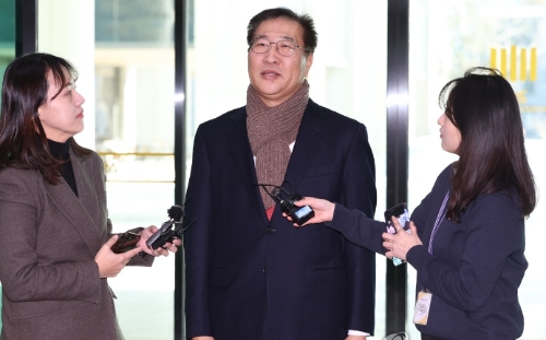 박성재 법무부 장관 후보자가 지난 25일 서울 서초구 서울고등검찰청에 마련된 인사청문회준비단 사무실로 출근하며 취재진의 질문에 답하고 있다.사진=연합뉴스 