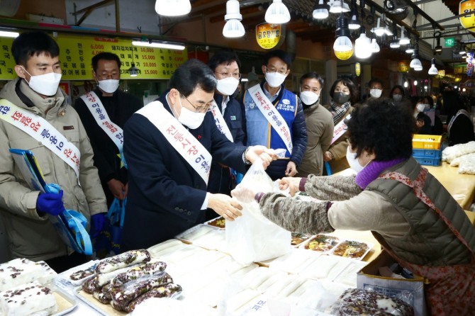 주낙영 시장이 지난해 1월 중앙시장을 방문해 제수용품을 구입하고 있는 모습.  사진=경주시