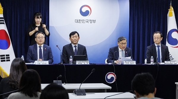 행정부 관계자들이 1월 30일 경기도 판교에서 열린 '제7차 민생 토론회' 내용에 관해 서울시 종로구 서울정부청사에서 미디어를 상대로 브리핑하고 있다. 왼쪽부터 고기동 행정안전부 차관, 고진 디지털플랫폼정부위원회 위원장, 전병극 문화체육관광부 제1차관, 전병왕 보건복지부 보건의료정책실장. 사진=연합뉴스