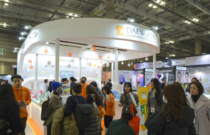 일본 코스메위크 도쿄 2024 전시에 참여한 대웅제약 부스 및 대웅펫 홍보관에 수많은 관람객들이 방문하고 있다.  /사진=대웅펫