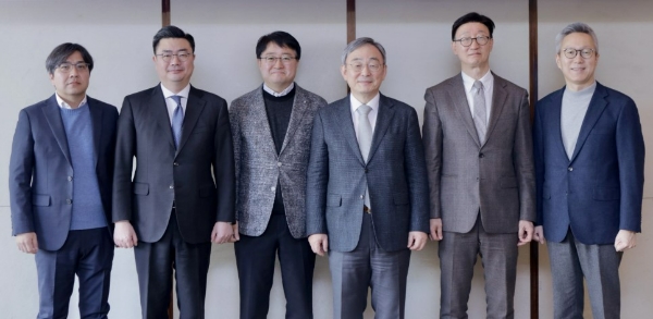 서울 중구 웨스턴 조선 서울 호텔에서 31일 네이버 뉴스혁신포럼 발족식이 열렸다. 왼쪽부터 김위근·이종수·김용대 위원과 최성준 위원장, 김준기·이문한 위원. 사진=네이버