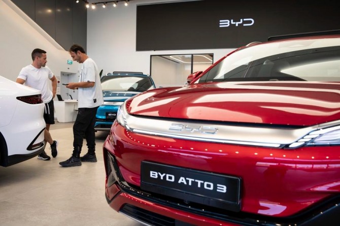 아토3는 지난해 이스라엘에서 전기차 판매 1위를 차지했다. 이스라엘 텔아비브 비야디(BYD) 매장에 스포츠유틸리티차량(SUV) 전기차 '아토 3'가 전시돼 있다. 사진=뉴시스