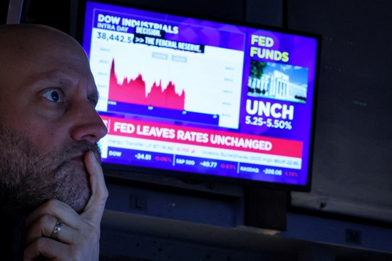 31일(현지시간) 미국 뉴욕증권거래소(NYSE) 트레이딩 룸에서 연방준비제도(Fed)의 금리 발표가 나오자 트레이더가 심각한 표정을 짓고 있다. 사진=로이터