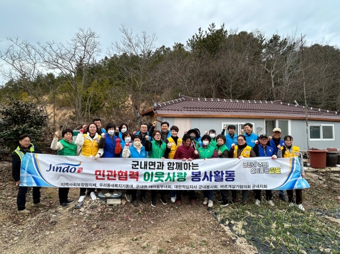 진도군 군내면 지역사회보장협의체와 우리동네복지기동대, 새마을부녀회, 대한적십자 군내봉사회, 바르게살기협의회 군내지회 등 5개 단체가 민관협력 이웃사랑 봉사활동을 펼치고 있다. 사진=진도군